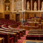 Hémicycle aux sièges rouges — illustration générée par IA