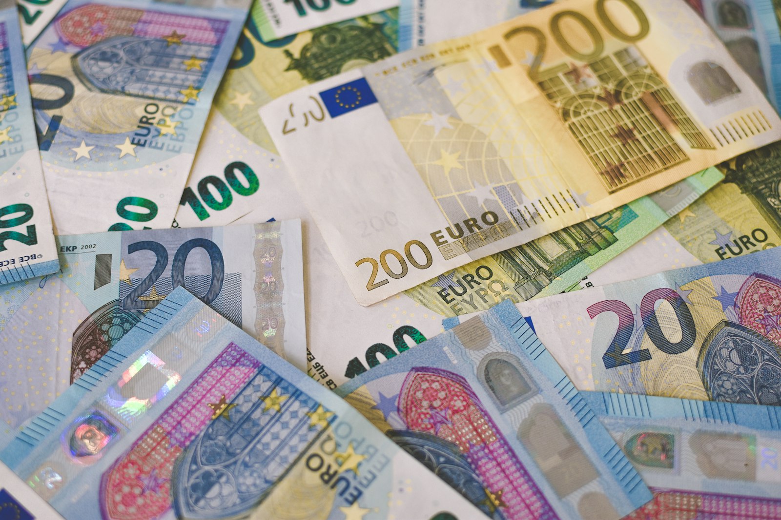 Pile de billets en euros de 20, 100 et 200 euros, image d’illustration pour un article sur les économies budgétaires.