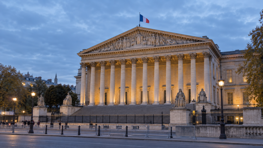 Illustration générée par IA : façade de l’Assemblée nationale à Paris, en lien avec la proposition de commission d’enquête sur les violences du 17 octobre 2026.