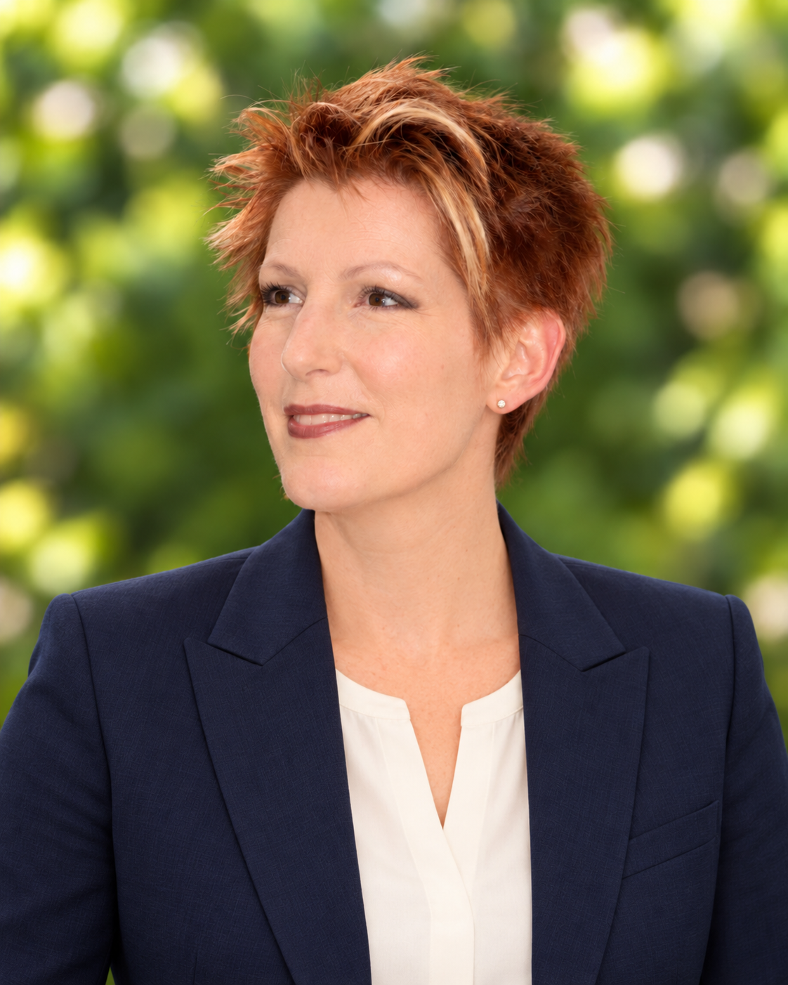 Portrait retouché de Natacha Polony en blazer bleu marine et chemisier clair