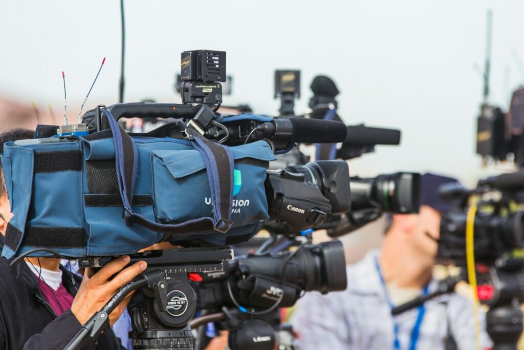 Caméras de télévision alignées lors d’une conférence de presse