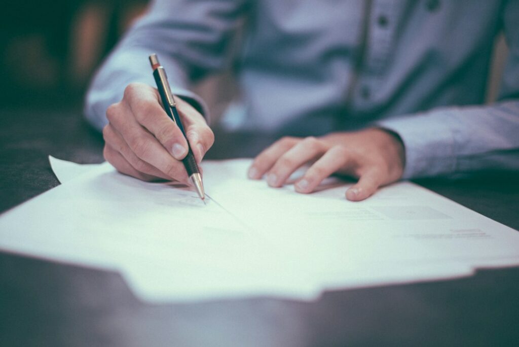 Un stylo posé sur un document à signer