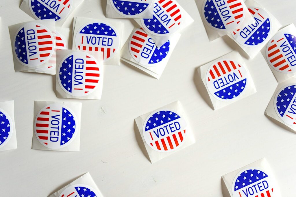 Bulletins de vote imprimés posés sur une surface blanche